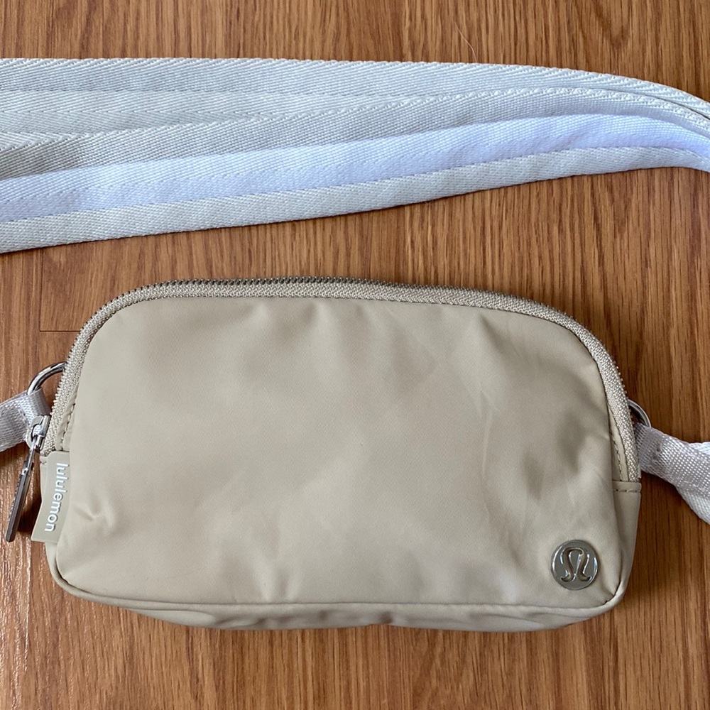 ❤️ Lululemon Everywhere Cross Body Bag Trench/White Opal
